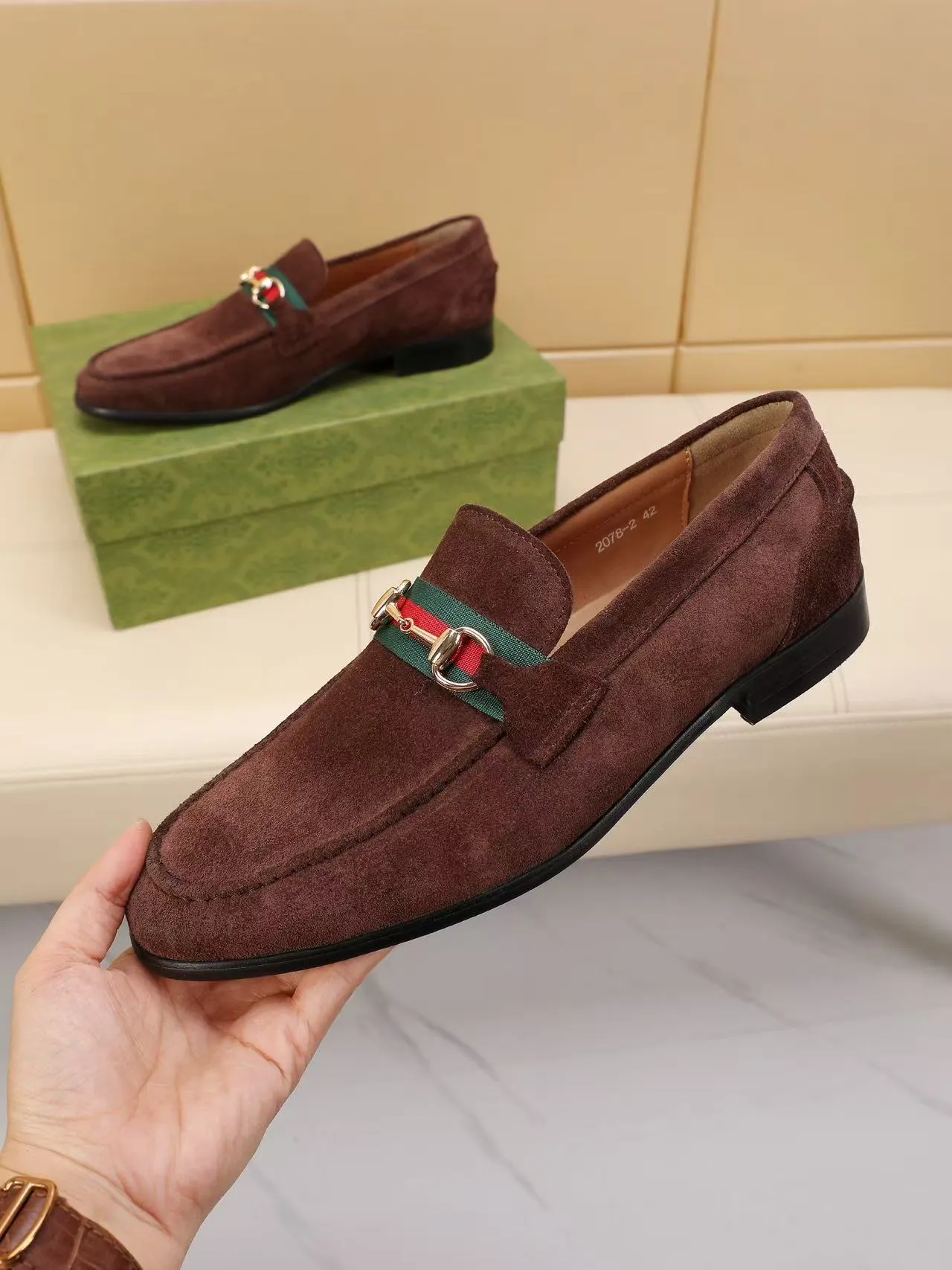 Men's men's shoes 💰440 🆘【GUCCI】Gucci ·🐂里· Hot-selling beanie shoes, top brand luxury, top quality, latest fashion beanie shoes.. The upper is made of original high mercerized smooth cow suede. (Full top-layer water-dyed 🐂 leather and lining). The original stylish and stylish soft rubber wear-resistant and non-slip outsole is light and comfortable on the foot, available in 3 colors! Matching code: 39-45 (38.46. Customized)